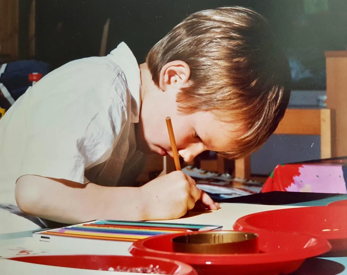 Man sieht einen Jungen am ersten Schultag.